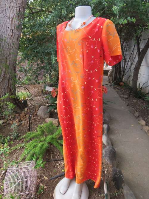Fabulous orange shift maxi length dress in size 44/20.In 100% polyester fabric.Good condition.