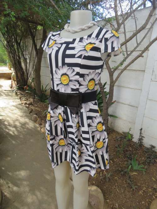 Smart casual monochrome dress with stripes and large bright daisies in 32/8.New item.