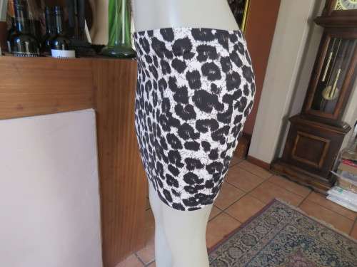 Ultra sexy animal print black/white polyester stretch mini.Sizes as a 34/10 but very tight.New cond.