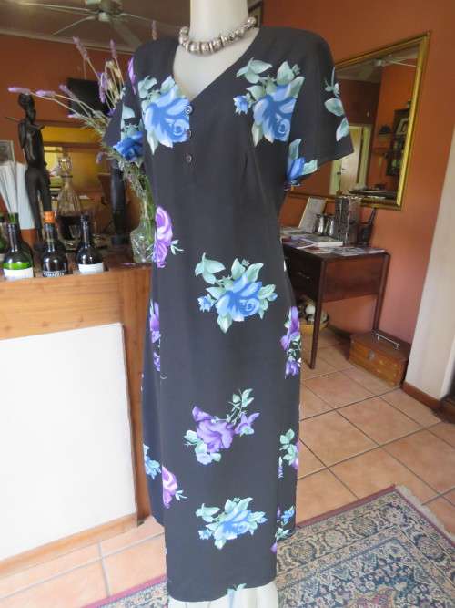 Black maxi dress with bold blue/purple roses by 'KELSO' in 40/16.In 100% polyester fabric.As new.