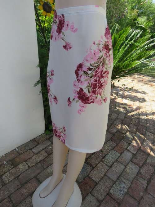 Pretty white pencil skirt with slitted sides.By 'HERE & NOW' in 42/18.Zip at back.Good cond.