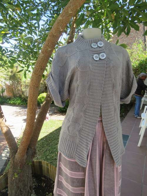 Silver grey short sleeve cardigan by 'INWEAR'.Size 36/12.In 100% acrylic knit.As new.
