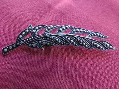Faux marcasite leaf brooch in 6.5 cm length.New condition.
