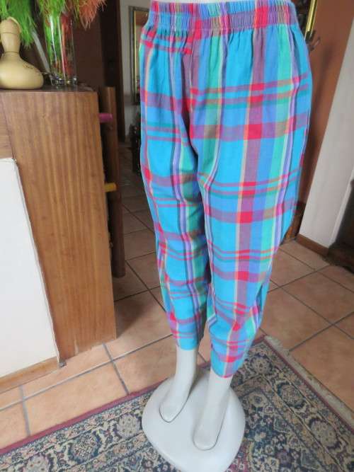 Cheerful ankle length check pants by 'CHESS DESIGN' in size 36/12.Baggystyle.New condition.