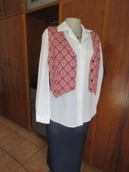 Vintage crimplene waistcoat in diamond pattern in red,white and navy blue.Size 34/10.Good cond.
