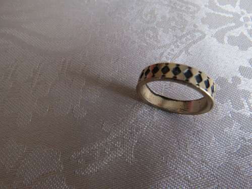 Band ring with pattern in gold tone in size 6.Very pretty.New ring.