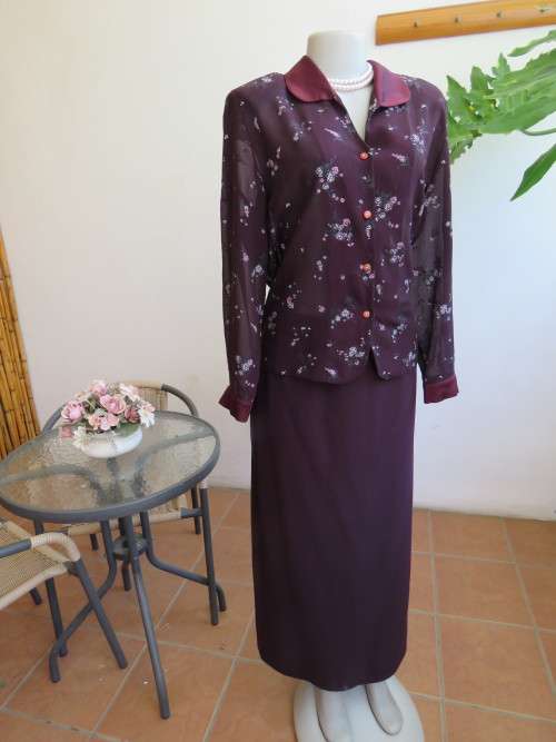 Add a touch of luxe with this chic size 40/16 burgundy top by `BELLOIN`.New condition.