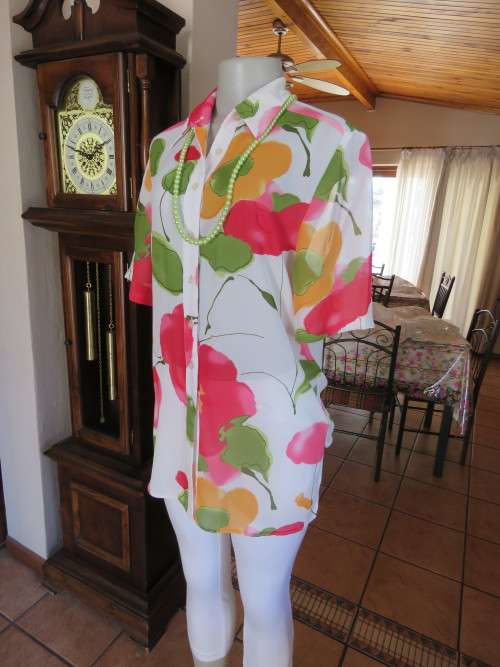 High quality cherry summer top by 'DELSWA' in 36/12.White with bold flowers.New condition.