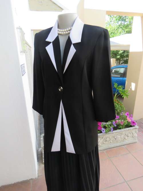 Black long sleeve jacket by 'MILADYS' for woman with style.Size 34/10.100% polyester.New condition.