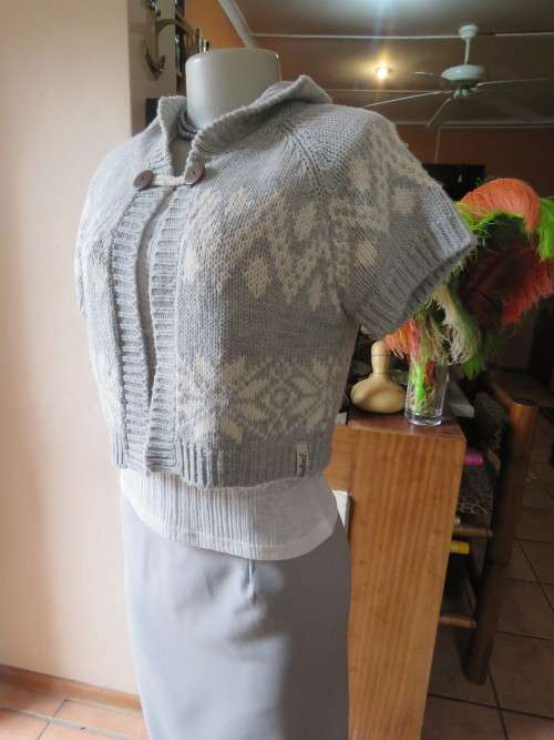 Hooded knitted cropped short sleeve top in silver grey from 'INSTINCT' in 34/10.Good condition.