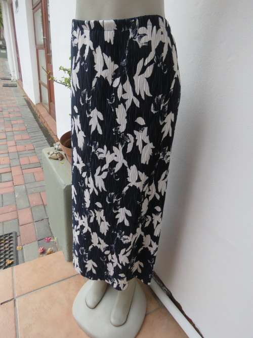 Permanent pleated ankle length 100% polyester skirt by 'FEMININE' in 44/20.As new.