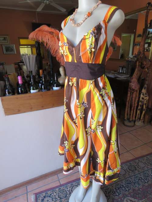 Summer strappy dress in cheerful warm colours.By 'TRUWORTHS' in size 36/12.As new.