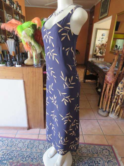 Fabulous sheath dress in navy polyester with gold colour branches.BY 'KELSO' in size 32/8.New cond.