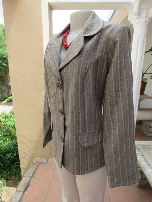 Smart light brown and beige striped unlined jacket in size 40/16.Suitable for summer.As new.