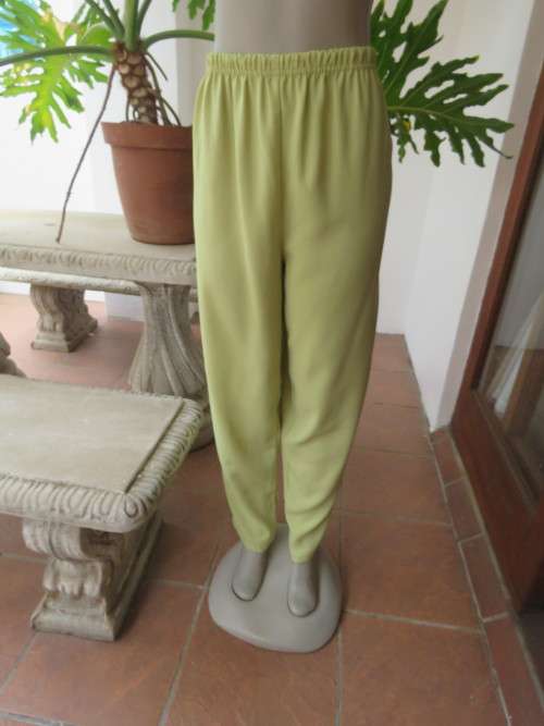 Beautiful pants in comfortable style.By 'CONTRADICT' in size 40-42.In soft lime colour.New con.
