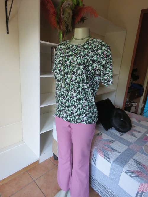 Black slip over short sleeve top with tiny white and pink floral pattern.Size 36/12.Good cond.