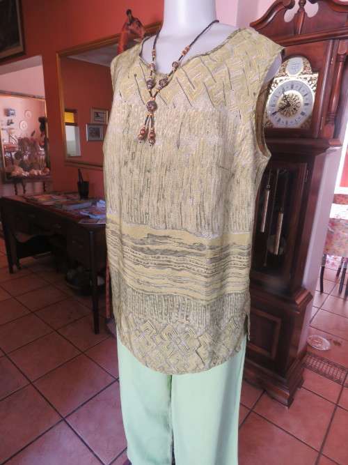 Cool sleeveless top with round neckline.In medley of green.Size 44/20 by 'FASHIONETTE'.As new.