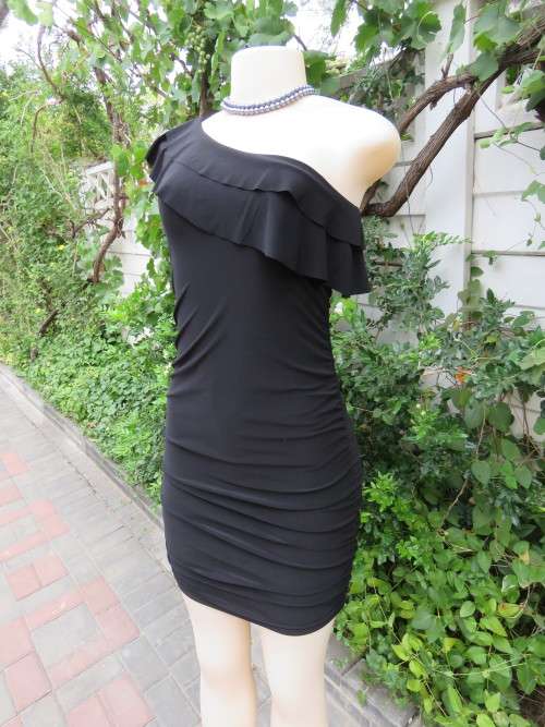 Let this plain bodycon evening dress do all the talking!!Size 32/8.Sleeveless.New condition.