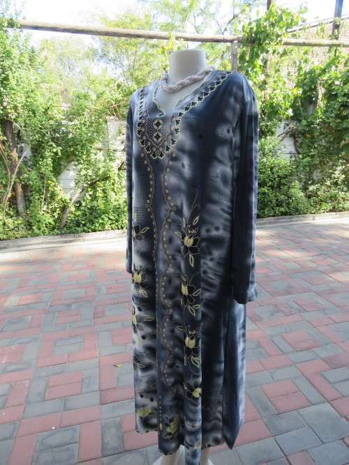 Exotic long sleeve dress in shades of grey in size 42/18.Shift style.Scoloped neckline.New cond.