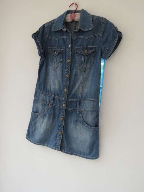 Chic denim dress for girl of 11-12 yr old by 'EXACT'.In 100% cotton.Capped sleeves.Good condition.