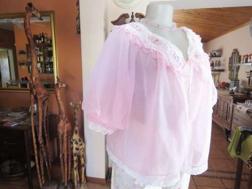 Stunning carnation pink bed jacket closing on front with 2 tie strings.Size 40-42.New condition.