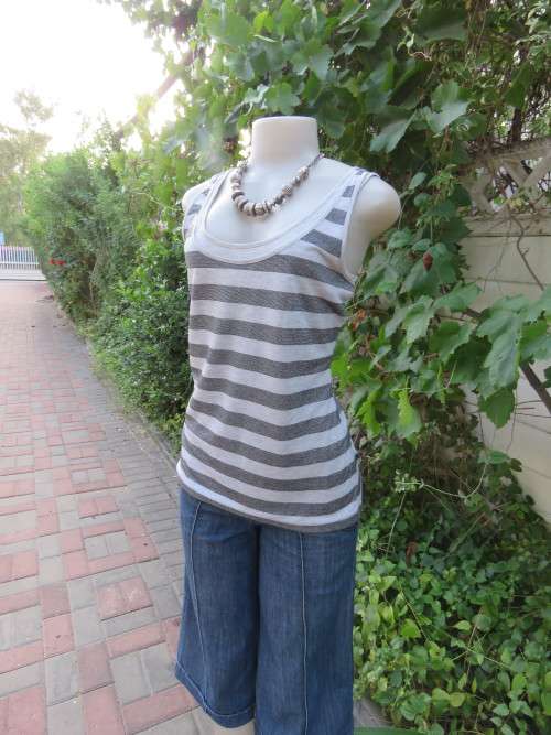 Glam sleeveless top in silver horizontal stripes.Size 36/12 by 'WOOLWORTHS'.As new.
