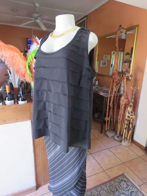 'DONNA CLAIRE' sleeveless top with rounded neckline.Size 48/24 in black 100% polyester.Used cond.