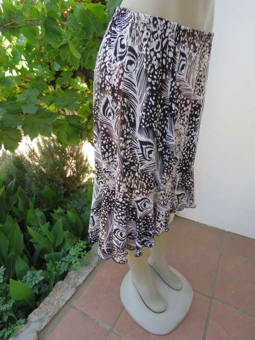 Asymmetrical 'AUDACITY' skirt in white,brown,beige and black feather design.Size 42/18.New cond.