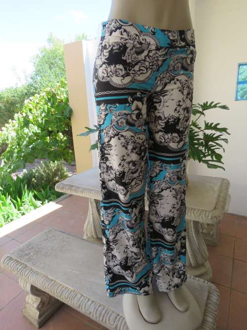 Get noticed in this blue/black/white baroque pattern pants.Size 34/10 by 'OLIVE DE OLIVE'.New cond.
