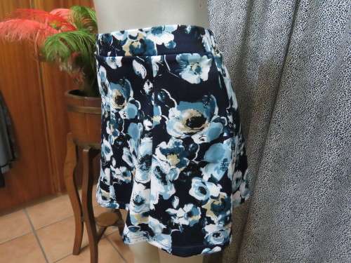 Short paneled skirt in 100% polyester.Navy with jade/white floral pattern.For 11-12 yr.Good cond.