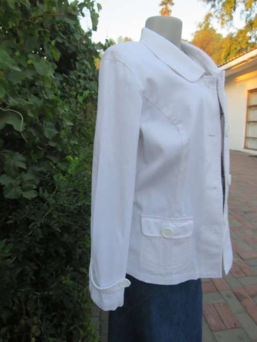 Snow white 100% stretch cotton jacket.Size 34/10.Can wear with or without belt.New cond.