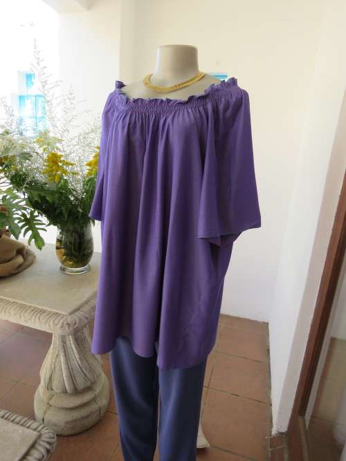 Absolute stunning loose top in shiny purple.Peasant style.Size 44+.in polycotton fabric.New cond.