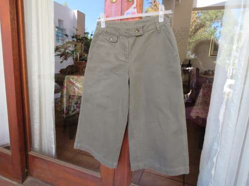 Khaki green wide legged cropped pants.Size 32/8 by `MOZAIC` in 100% heavy cotton.Good cond.
