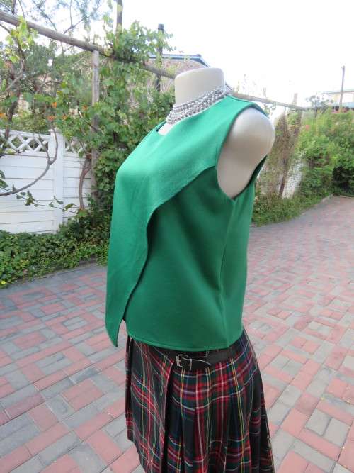 Stunning little grass green satin like stretch polyester sleeveless top.Boutique made in 34/10.New.