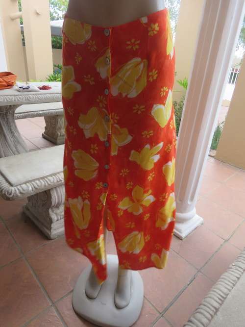 Cheerful orange and yellow floral button down bandless skirt in 100% viscose.Size 34/10.Good cond.