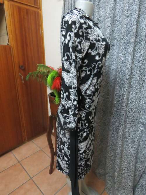 Amazing monochrome dress patterned in paisley design.Size 35/11  by 'RUBBER DUCHY'.New condition.