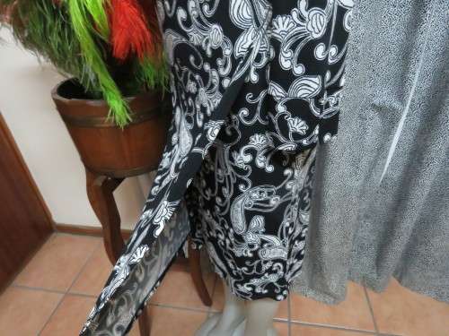 Amazing monochrome dress patterned in paisley design.Size 35/11  by 'RUBBER DUCHY'.New condition.