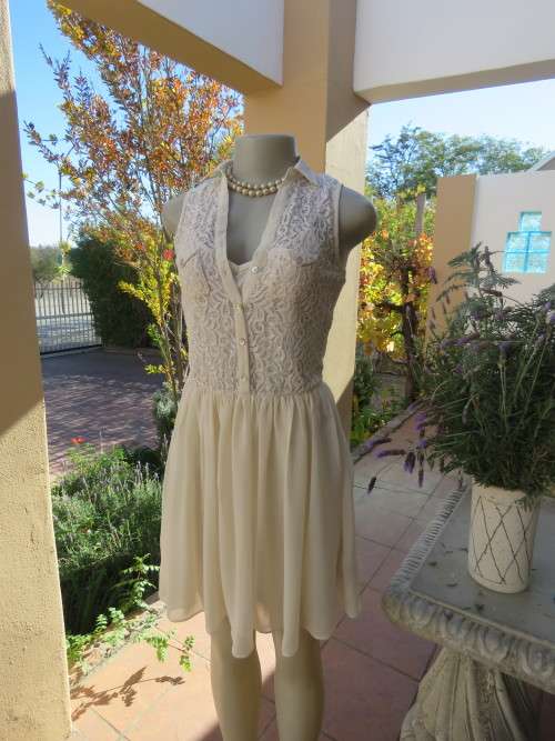 Make a statement in this feminine look special occasion dress.Size 30/6 by 'ATMOSPHERE'.New cond.