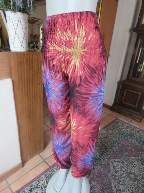 Fashion pants in 100% rayon fabric.Size 34/10.Made in Thailand. 16 cm wide elasticated waist.New.