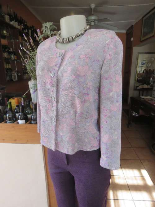 Fabulous tastefully printed cropped style top in pink/violet and grey colours.Size 36/12.As new.