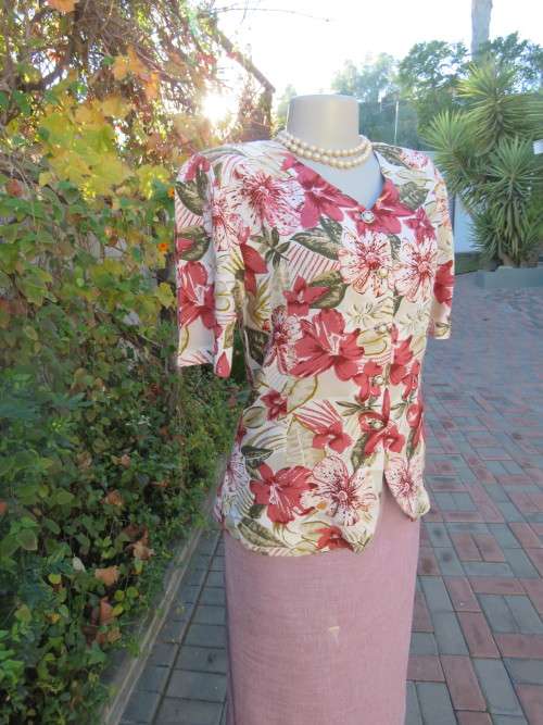 Beautiful button down short sleeve top in 100% viscose.Size 36/12.V-neckline.Good cond.