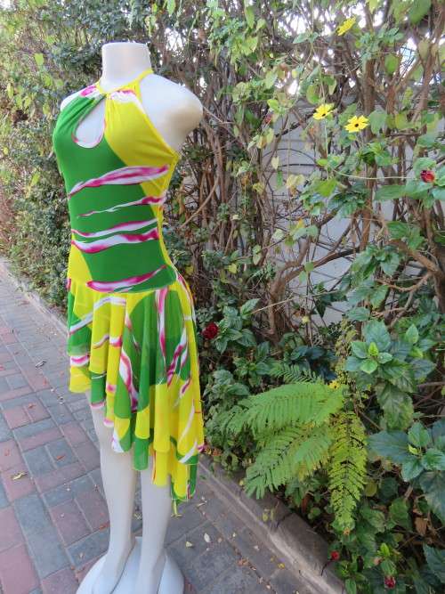 Smart casual/cocktail dress in green/yellow with pink and white graphic print.Size 32/8.New cond.
