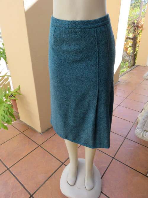 Stunning winters turquoise tweed skirt with 2 pleats at left side.Size 35/11 by 'PAZZAZ'.Good cond.