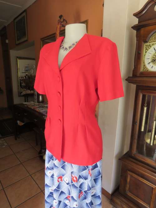 Elegant boutique made cherry red tailored jacket in cotton/linen blend.Size 34/10.Ne cond.