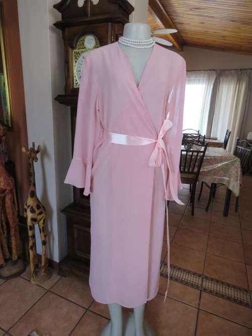 See-through nightgown in rose pink by 'VIVARA MICHELLE' in 34/10.Fold over on front.As new.