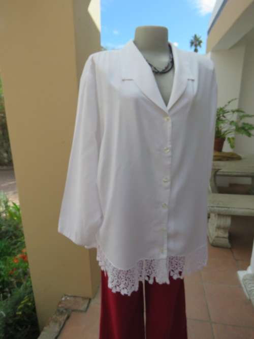 'DONNA CLAIRE' white top with long sleeves in polycotton fabric.Size 48/24 in good condition.