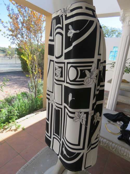 Snaz up in this elegant fully lined size 38/14 ankle length skirt by 'FASHIONETTE'.As new.