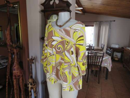 Comfy short top in yellow,white and beige graphic pattern.Size 46-48.Good cond.