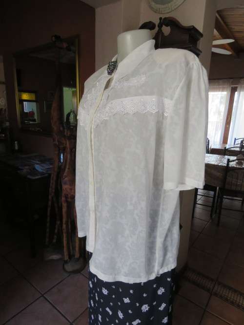 Adorable white vintage short sleeve top in opaque polycotton. Size 44/20.Good cond.