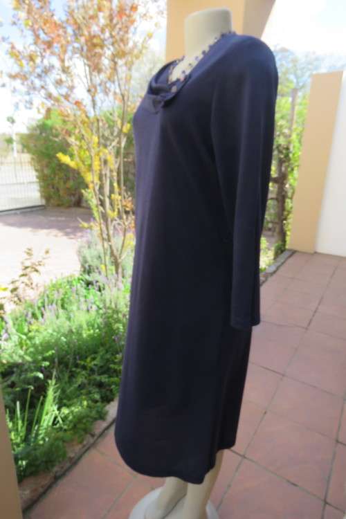 Navy long sleeve shift style vintage dress in size 38/14.In viscose/polyester blend.Good cond.